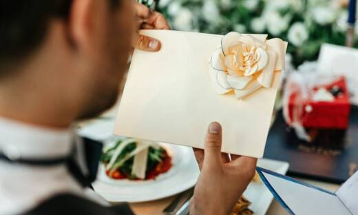 Jakie są zalety zamówienia zaproszeń ślubnych z bezpłatnymi kopertami?