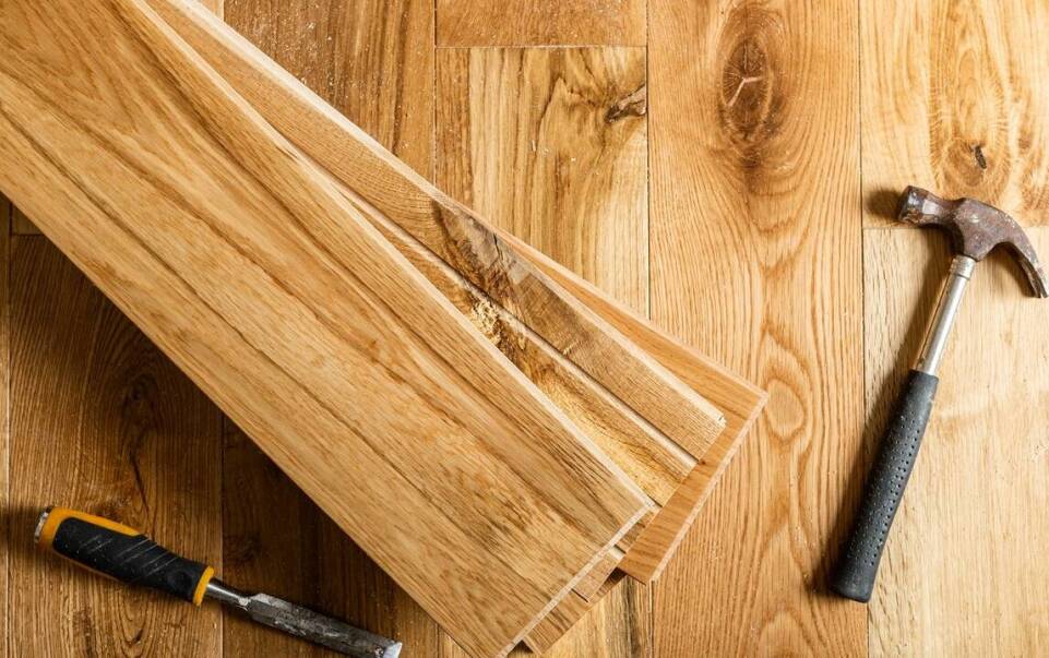 Montaż podłóg a trwałość materiałów – co powinieneś wiedzieć?