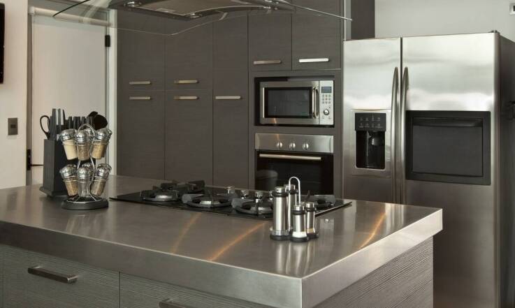 Zastosowanie mebli ze stali nierdzewnej w branży hotelarskiej – kluczowe zalety