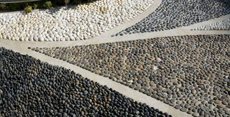 Jakie są zalety użycia otoczaków czarnych w przestrzeniach publicznych?