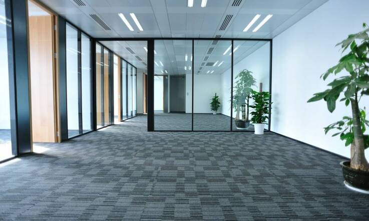 Jakie są zalety stosowania płytek dywanowych w biurach?