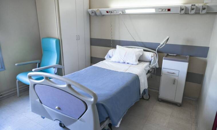 Łóżko szpitalne z regulacją: komfort pacjenta i opiekuna
