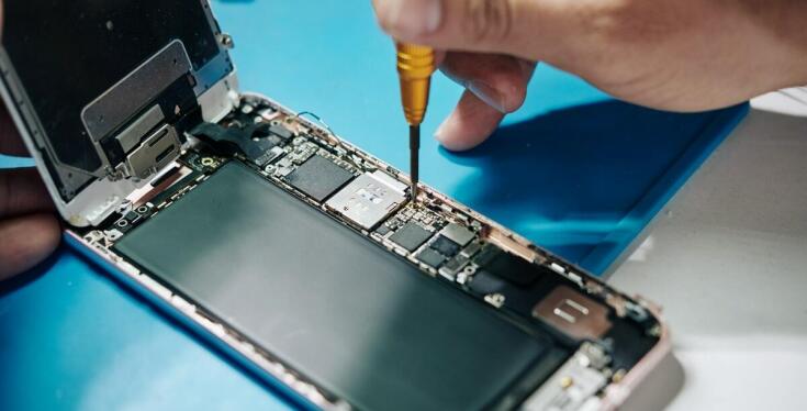 Czy aktualizacja oprogramowania rozwiąże problem "Iphone brak sieci"?