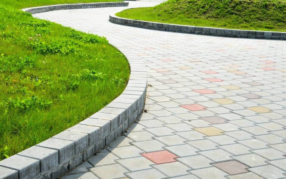 Układanie kostki brukowej i jej wpływ na wartość nieruchomości