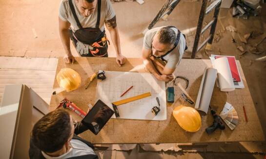 Jakie korzyści przynosi adaptacja projektów typowych w kontekście przepisów budowlanych?