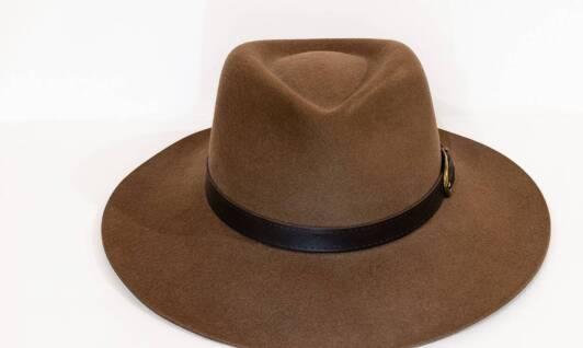 Kapelusz przeciwsłoneczny damski jako nieodłączny element garderoby ogrodniczej