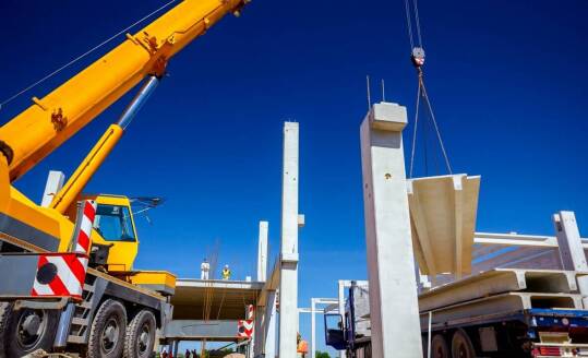 Wpływ transportu krajowego na logistykę i zarządzanie czasem w budownictwie