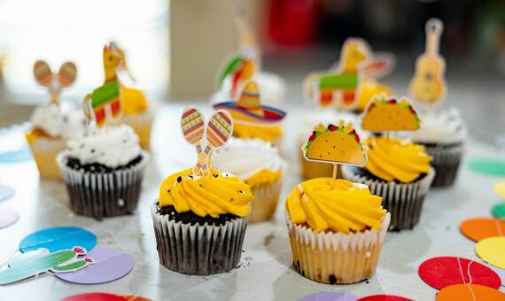 Jakie tarty i babeczki warto zamówić na przyjęcia rodzinne?