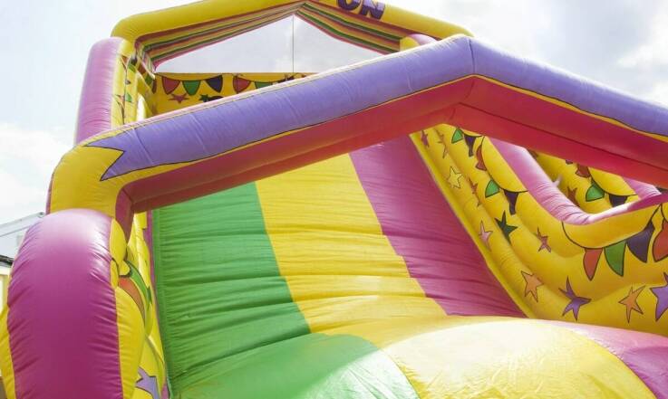 Zjeżdżalnie dmuchane: jakie są najnowsze trendy w zakresie wynajmu?