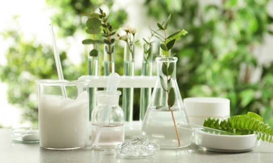 Surowce kosmetyczne: klucz do sukcesu nowoczesnych produktów zapachowych