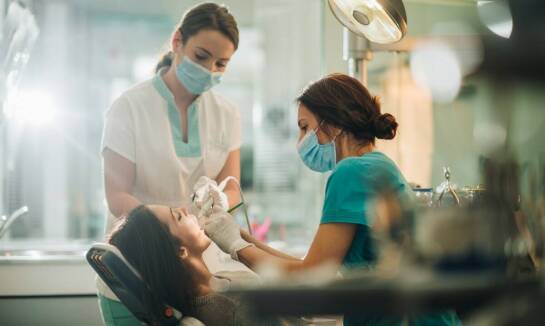 Jak przebiega leczenie nadwrażliwości zębów? Wskazówki