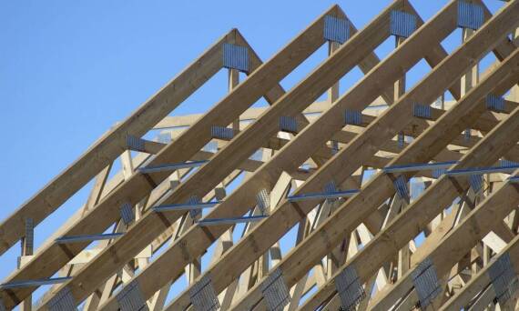 Zalety współpracy z profesjonalistami przy wyborze więźby dachowej