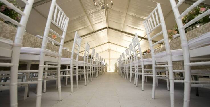 Namioty weselne a pogoda – jak zapewnić komfort gościom w każdych warunkach?