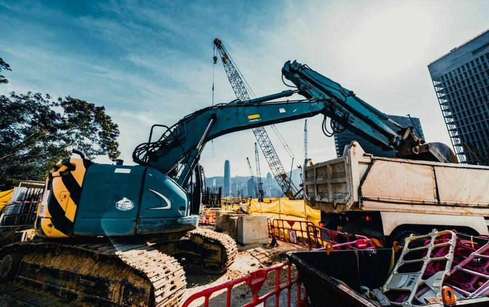 Zalety uczestnictwa w kursach budowlanych dla operatorów maszyn ciężkich