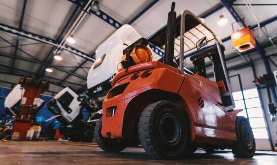 Jakie są skutki niewłaściwego doboru opon do wózków widłowych?