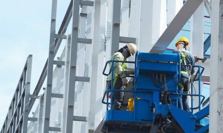 Montaż reklam wielkoformatowych przy użyciu dźwigów – co warto wiedzieć?