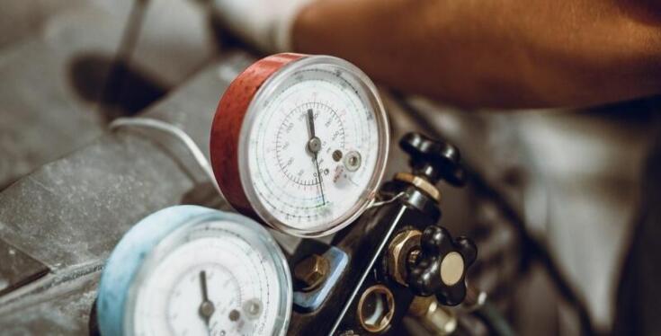 Zalety uzupełniania czynnika chłodzącego w układzie klimatyzacji w naszym warsztacie