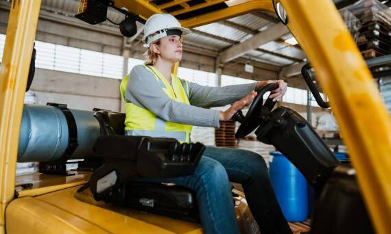 Szkolenia z obsługi ładowarek teleskopowych: co obejmują?