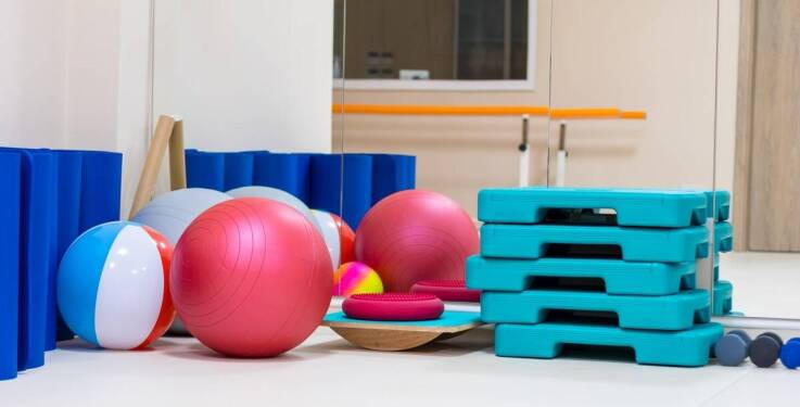 Różnorodność sprzętu rehabilitacyjnego dla dzieci i dorosłych w sklepie ortopedycznym