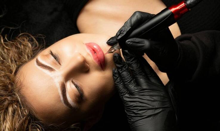 Jak makijaż permanentny ust może poprawić codzienny wygląd i pewność siebie?