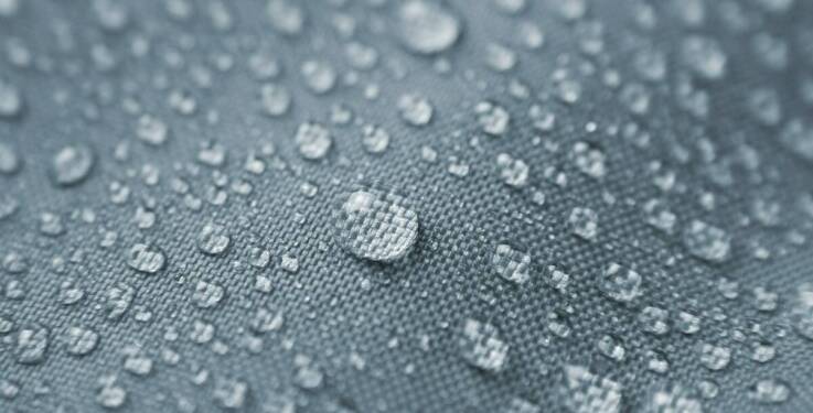 Wodoodporne rozwiązania w odzieży męskiej – co warto wiedzieć?