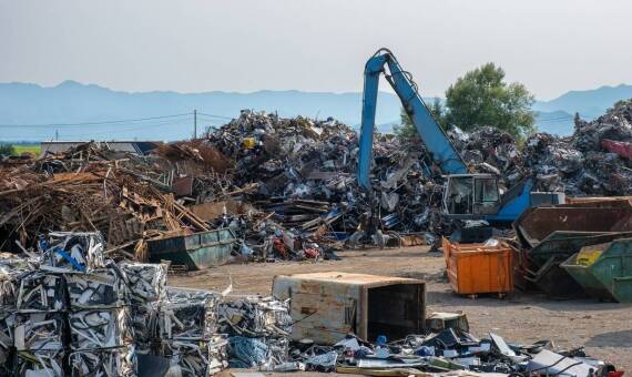 Proces odbioru pełnego kontenera na złom – co warto wiedzieć?