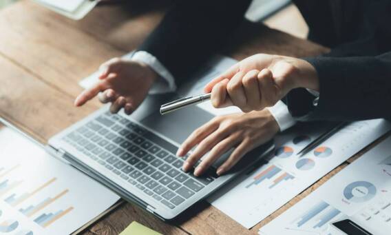 Jakie usługi kadrowe oferuje biuro rachunkowe dla średnich firm?