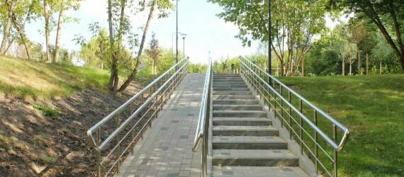 Jak przewodnicy mogą dostosować trasę zwiedzania do potrzeb osób o ograniczonej mobilności?