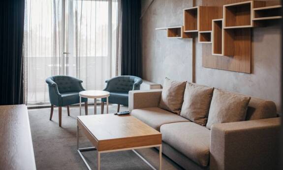 Stoły z drewna jako element wystroju przestrzeni komercyjnych