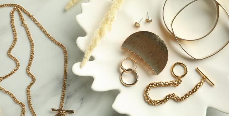 Biżuteria z perłami naturalnymi i sztucznymi: Klasyka czy nowoczesność?