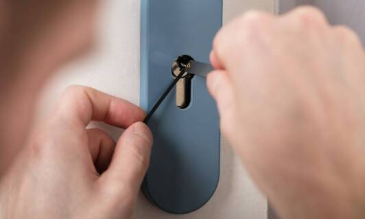Profesjonalny montaż klamek w Warszawie: Co warto wiedzieć?