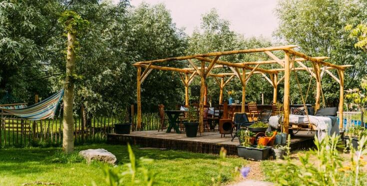 Pensjonat nad jeziorem jako idealna baza wypadowa do zwiedzania okolicy