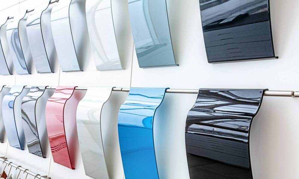 Zastosowanie kolorowej plexi w projektach reklamowych – inspiracje i pomysły