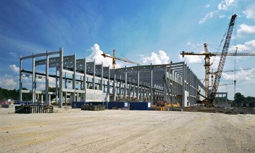 Jak producent konstrukcji stalowych realizuje zlecenia dla różnych gałęzi przemysłu?