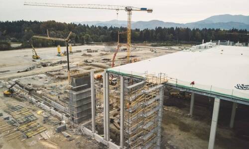 Wpływ regulacji prawnych na budowę hal przemysłowych z konstrukcji stalowych