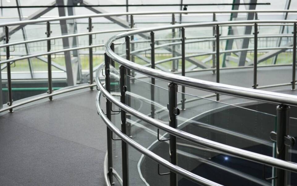 Balustrady jako element bezpieczeństwa w budynkach użyteczności publicznej