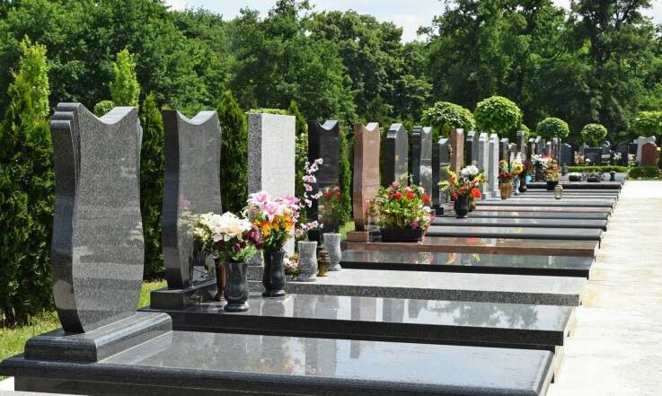 Zalety granitowych nagrobków w kontekście trwałości i estetyki