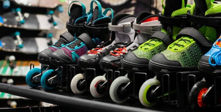 Elementy figurowe w jeździe na rolkach: jak je opanować z pomocą trenera?