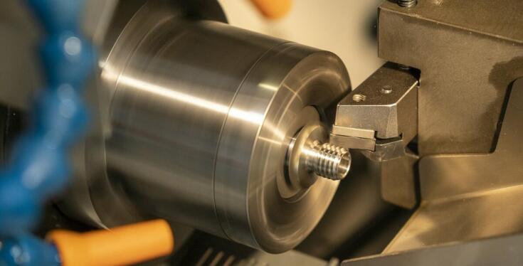 Serwonapędy a precyzja: jak poprawiają dokładność procesów produkcyjnych?
