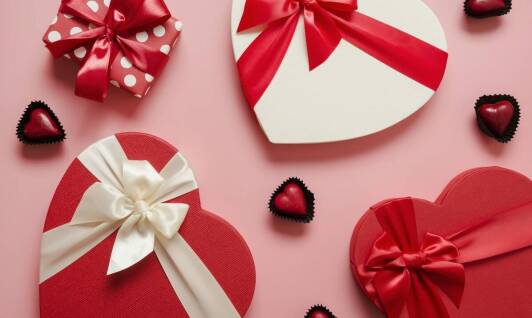 Jakie kolory najlepiej oddają romantyczny klimat w ozdobach na tort walentynkowy?