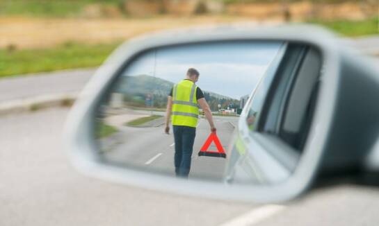 Jakie są zalety korzystania z pomocy drogowej w nagłych przypadkach?