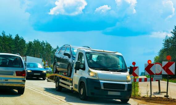 Całodobowa pomoc drogowa: jak zapewniamy szybki dojazd do klienta?