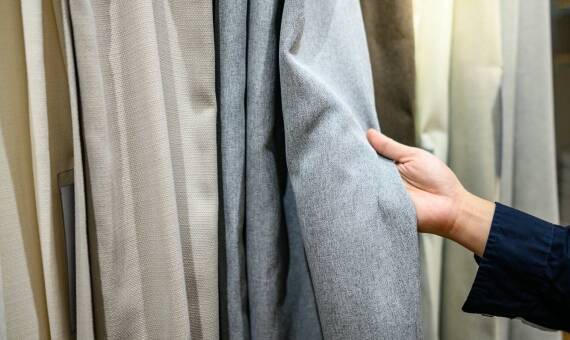 Jakie korzyści niesie ze sobą doradztwo przy wyborze materiałów do firan na wymiar?