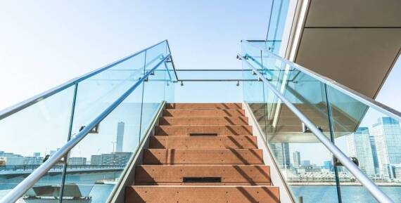 Jakie zastosowanie mają schody stalowe w przestrzeniach publicznych?