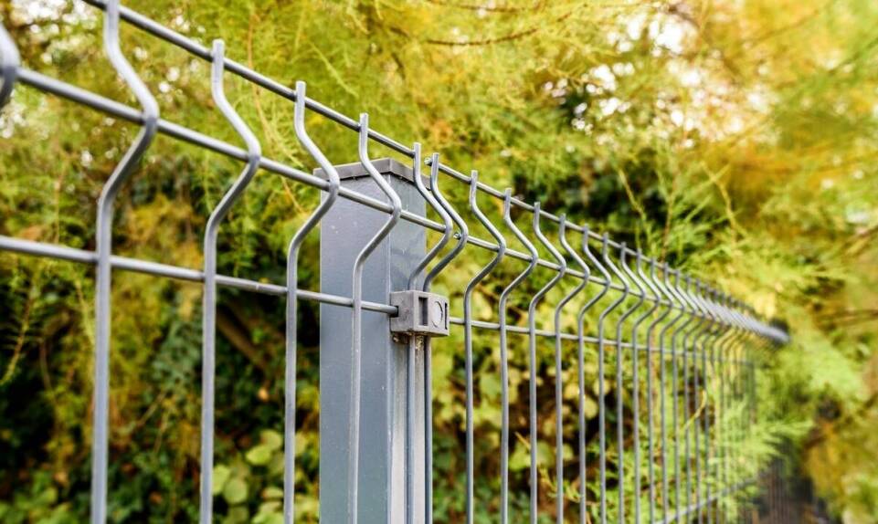 Jak dopasować słupki do paneli ogrodzeniowych do specyfiki terenu?