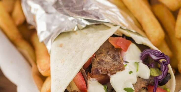 Zalety wyboru kebaba z dostawą na wieczorne spotkanie ze znajomymi