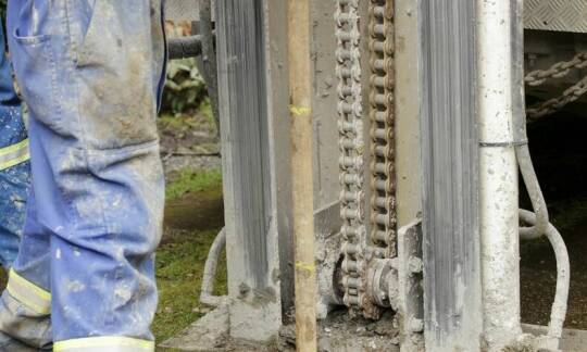 Kompleksowe podejście do budowy studni głębinowych – od analizy do montażu pompy