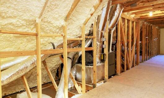 Proces aplikacji pianki PUR podczas ocieplania poddasza