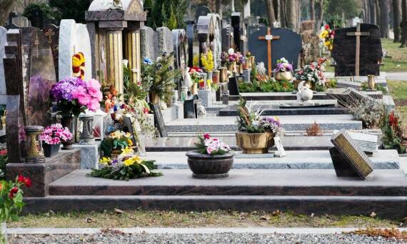 Jakie innowacje technologiczne wspierają usługi opieki nad grobami?