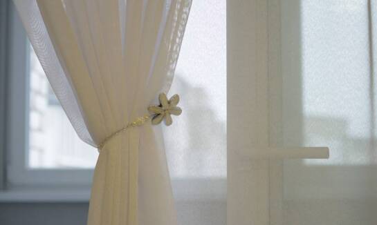 Rola zasłon i firan w poprawie akustyki wnętrza – co warto wiedzieć?